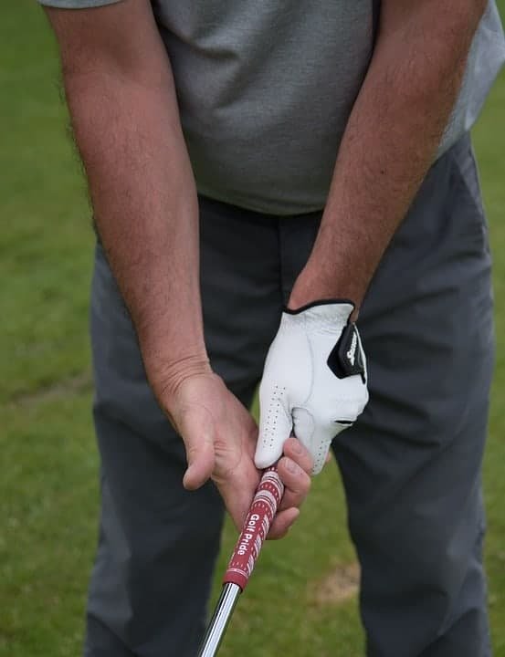 how to hold a golf club properly