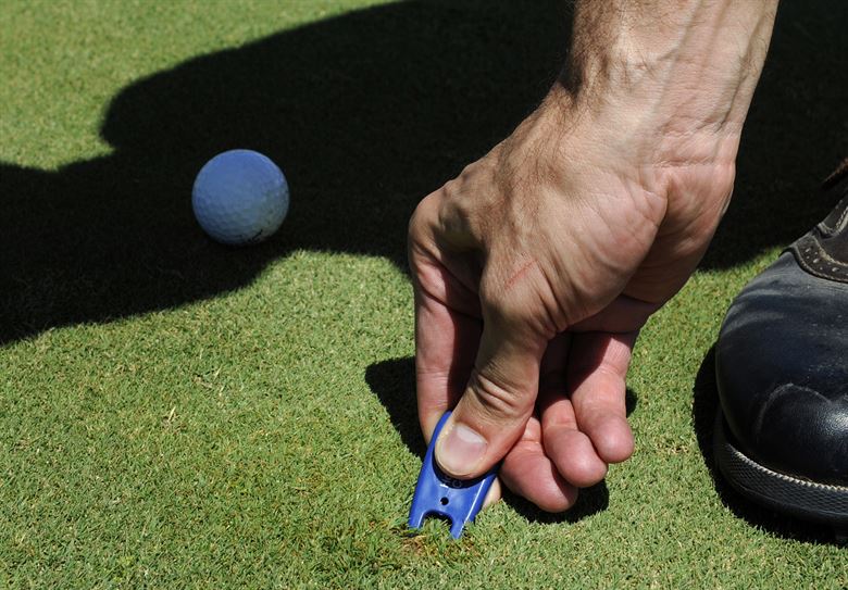 how to use a golf divot tool